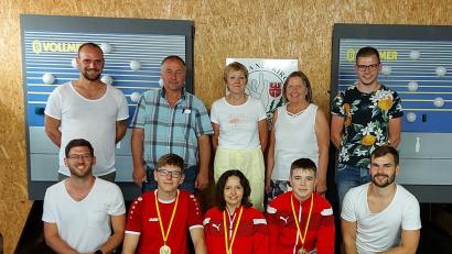 Bild: ruw
2. Bürgermeister Christian Sperber (hinten, Zweiter von links) gratuliert den Meistermannschaften zum TItelgewinn und auch dem neuen Vorstand um Markus Luber (hinten, links).