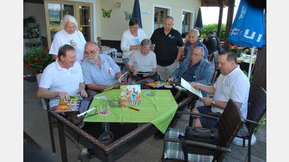 Bild: Gerd Spies
Stöbern in den neuen Geschichten von Ritter Sigurd beim Treffen des Hansrudi-Wäscher-Fanclubs in Ebermannsdorf. Mit dabei Vorsitzender Sepp Schrottner (links), Gastgeber Berthold Oettl aus Ebermannsdorf (Vierter von rechts) und links daneben Verleger Manfred Wildfeuer.