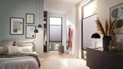 Bild: TEBA GmbH &amp; Co. KG/dpa-tmn
Plissees können nach oben oder unten verschoben werden. So lässt sich leicht steuern, wieviel Sonnenlicht ins Zimmer dringen kann.