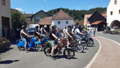 Bild: lei
Los geht's: Die Teilnehmer der Ausfahrt sind bereit für den Start.