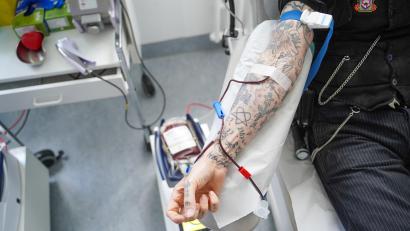 Symbolbild: Jörg Carstensen
Ein Spender spendet anlässlich des Weltblutspendertages Blut im Zentrum für Transfusionsmedizin und Zelltherapie an der Charité.