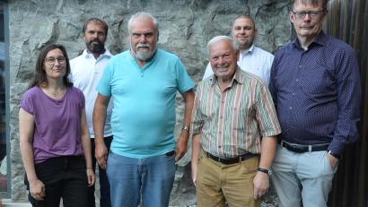 Bild: dob
30 Jahre lang führte Josef Dobmayer (Dritter von links) die Kassengeschäfte der FDP/UW. Nun übernimmt Gerald Grünbauer (Zweiter von rechts) diesen Posten. Gleichzeitig wurde auch der langjährige Fraktionssprecher Johann Gösl (Dritter von rechts) aus seiner Verantwortung entbunden. Neu an den Sitzungen nimmt Ortssprecherin Petra Reil teil, allerdings ohne Stimmrecht. Fraktionssprecher Michael Gösl (Zweiter von links) und Stellvertreter Volker Wappmann (rechts) leiten nun die Geschicke der Partei.