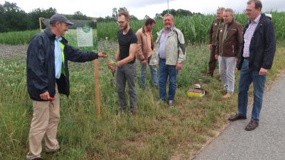 Bild: Kunz
Gerhard Gradl (rechts) erläutert BBV-Kreisobmann Josef Fütterer und dem Chef der Katholischen Erwachsenenbildung, Peter Schönberger, die Streckenführung des landwirtschaftlichen Infopfades vom Almesbach nach Tröglersricht.