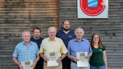 Bild: fdl
Die Kommandanten Christian Lenk und Klaus Schlosser sowie Zweite Vorsitzende Selina Dorner (hinten, von links) ehren treue Mitglieder. Von diesen sind anwesend (vorn, von links): Anton Basler, Georg Schlosser und Sebastian Mayer.