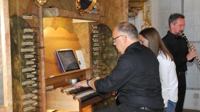 Bild: ads
Zum Auftakt der Amberger Orgelmusik spielte Organisator und Kirchenmusiker von St. Martin, Bernhard Müllers, an der Orgel zusammen mit dem Klarinettisten Hans Kistler, Leiter der Dr.-Johanna-Decker-Schulen Musik auf hohem Niveau.