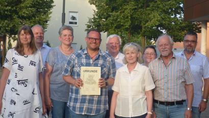 Bild: Dagmar Deutschländer/exb
Vorstand und Aufsichtsrat der Postbaugenossenschaft ehren Hans-Jürgen Zitzmann für 25-jährige Mitgliedschaft. Von links: Sabine Schütte, Martin Scharl, Karin Schiller, Hans-Jürgen Zitzmann, Markus Friedrich, Elisabeth Pöllmann, Anita Michl, Peter Brandt, Jürgen Pausch.