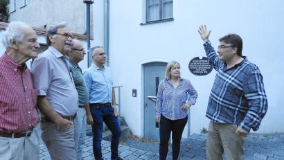 Bild: Uwe Müller
Nach der Mitgliederversammlung klärte Architekt Karlheinz Beer (rechts) den Vorstand des Oberpfalzvereins Weiden über den anstehenden Verkauf des Flurerturms noch einmal vor Ort auf.