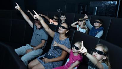 Bild: Stephan Huber
3D-Filmvorführung im Planetarium: Die Sternfreunde Amberg-Ursensollen hatten ukrainische Kinder aus der "Willkommensklasse" in Königstein zu sich eingeladen.