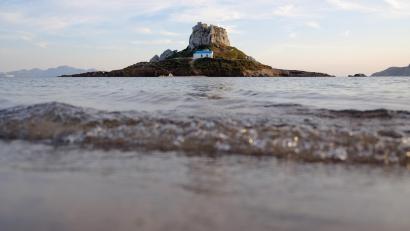 Bild: Robert Michael/dpa-Zentralbild/dpa-tmn 
Sandstrand mit Traumblick: Vor Kefalos an der Südküste von Kos liegt die Insel Kastri mit der Kirche Agios Stefanos.