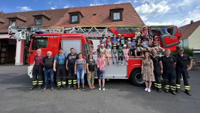 Bild: Kerstin Pflaum/exb
Viel gelernt und erlebt haben die St.-Hedwig-Vorschulkinder bei einer Exkursion zur Feuerwehr Mitterteich. Im Bild die Mädchen und Buben mit ihren Betreuerinnen und einigen aktiven Brandschützern an der Drehleiter.