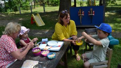 Bild: gi
Die Kinder fädeln selbst Naschketten auf.