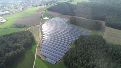 Archivbild: Münch Energie/exb
Der Solarpark Striegel ist die größte PV-Freiflächenanlage in Sulzbach-Rosenberg. Künftig könnte es deutlich mehr solcher Anlagen im Stadtgebiet geben: Laut einer Analyse sind 178 Hektar Flächen dafür geeignet.