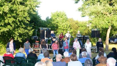 Bild: bey
Der Pfarrgarten ist neuer Schauplatz für die Windischeschenbacher Serenaden. Die „Mountaineros“ legten schon mal vor.