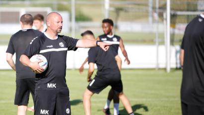 Archivbild: Markus Venzl
Markus Kipry, einer der beiden Trainer der DJK Gebenbach, gibt noch letzte Anweisungen. Am Wochenende geht's rund, am kommenden Freitag steht das Eröffnungsspiel gegen die SpVgg SV Weiden auf dem Programm.