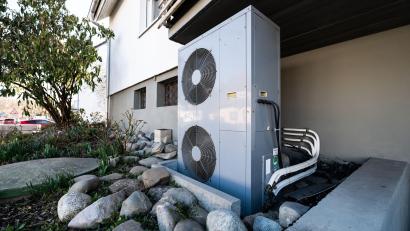 Symbolbild: Silas Stein/dpa
Die Lüftungsanlage einer Wärmepumpe vor einem Wohnhaus. Alles, was ohne die Brennstoffe Öl und Gas auskommt, ist derzeit gefragt.