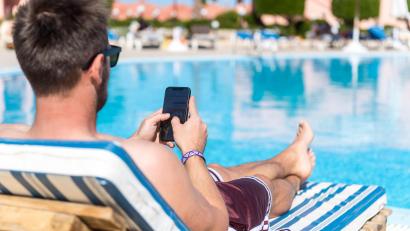Bild: Benjamin Nolte/dpa
Wer das Smartphone mit in den Urlaub nimmt, sollte zur eigenen Sicherheit ein paar Dinge beachten.