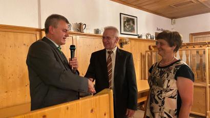 Bild: Elisabeth Streher/exb 
Ulrich Kummer (links), dankt Laurenz Beck. Neben ihm seine Frau Rita.