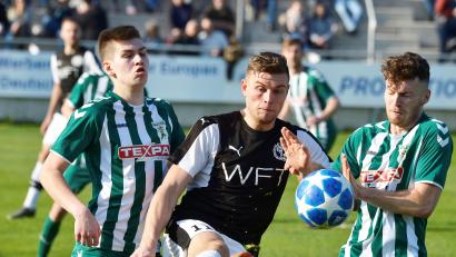 Archivbild: Hubert Ziegler
Stürmer Marco Seifert (Mitte) glänzte im Pokalspiel bei Kickers Selb mit drei Treffern.