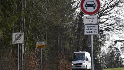 Bild: Petra Hartl
Der Linienbus darf hier fahren, einzelne Anlieger auch: An diese Beschränkung hält sich beim Kempfenhofer Weg zwischen Kempfenhof und der Blumenau/Wilhelm-Sträubig-Straße beim Gymnasium fast niemand, klagen Anwohner. Der Stadtrat muss nun entscheiden, ob die schmale Verbindungsstraße dauerhaft für alle geöffnet wird oder nicht.