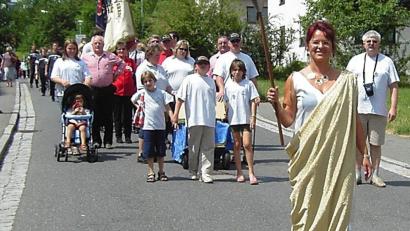 Bild: frd
Beim Festzug zum 75-jährigen Gründungsjubiläum des TSV Oberviechtach trug Heidi Albang für die Oberviechtacher Wanderer das Olympische Feuer durch die Straßen.