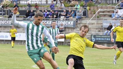 Bild: Hubert Ziegler
Der Gebenbacher Neuzugang Yasin Özuzun (links) wird in dieser Szene von Noah Majdic (rechts) vom FC Amberg attackiert.