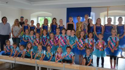 Bild: jr
Der Kinder- und Bambinichor Leonberg zeigt am Sonntag, 17. Juli, im Pfarr- und Jugendheim Leonberg das Musical „Regenbogenfisch – komm hilf mir“. Die Gesamtleitung haben (von links) Michaela Burger sowie Michaela und Martin Teubner.
