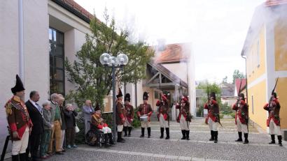 Bild: fvo
Die "Historisch Hochfürstlich Lobkowitzsche Grenadiergarde der Gefürsteten Grafschaft Störnstein" schießt das Waldthurner Bürgerfest mit einem Salutschuss an. Mit dabei, das Fürstenehepaar aus dem tschechischem Krimice bei Pilsen, Fürstin Elisabeth von Lobkowicz (Dritte von links) sowie Fürst Jaroslav von Lobkowicz (Vierter von links) sowie Bürgermeister Josef Beimler (Zweiter von links)