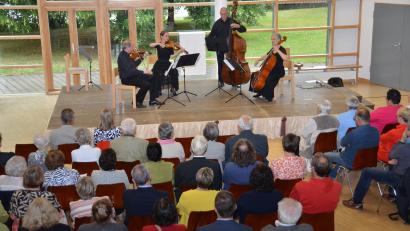 Bild: dob
Das Arte Ensemble beschenkt am Samstagabend rund 130 Zuhörer beim Rathauskonzert, das wegen der anhaltenden Pandemie in die Aula der Realschule verlegt worden war, mit wundervollen Darbietungen.