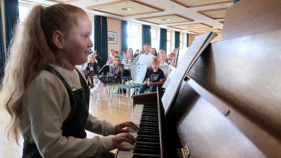 Bild: Kunz
Milana Zeitler gab ihren ersten öffentlichen Konzertbeitrag mit dem Stück "Der fliegende Teppich".