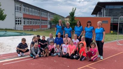 Bild: bk
Die Kinder freuen sich über das Sportabzeichen. Mit im Bild die Übungsleiterinnen.