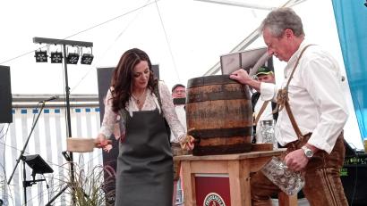 Bild: fpoz
Bürgermeisterin Margit Bayer brauchte zum Bieranstich nur wenige Schläge.