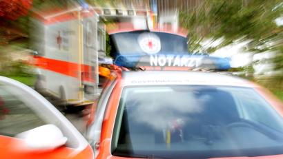 Symbolbild: Stephan Jansen/dpa
In Amberg wurde am Samstag ein 76-Jähriger von einem Traktor überrollt.