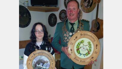 Bild: Peter Riedl/exb
Das Bild zeigt den neuen Schützenkönig Peter Riedl und die neue Jungschützenkönigin Sarah Schedl.