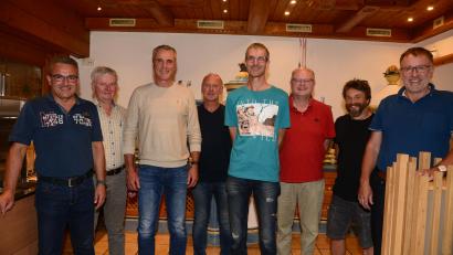 Bild: bey
Die Mitglieder wählten die neue Vorstandschaft des Männergesangvereins "Harmonie" Neuhaus mit Vorsitzenden Johannes Spachtholz, Zweiten Vorsitzenden Wolfgang Windschiegl, Kassier Klaus Windschiegl (vordere Reihe von links) und Schriftführer Klaus Höning (rechts). Als Beisitzer wurden Ludwig Kreinhöfner und Markus Kaiser (auch Kassenprüfer), als Tafelmeister Stefan Schricker und weiteren Kassenprüfer Clemens Schönberger (hintere Reihe von links) gewählt.