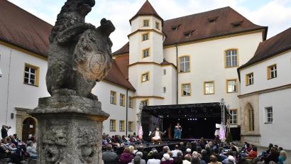 Bild: Petra Hartl
Mit der Theaterkömödie "Der eingebildete Kranke" von Jean-Baptiste Poquelin alias Molière begannen die 4. Sulzbacher Schlossfestspiele.