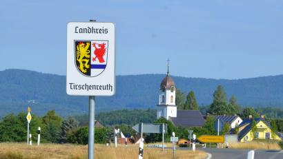 Bild: Benkhardt
Die bei der Gebietsreform gezogene Grenze trennte den Raum Erbendorf vom Landkreis Neustadt/WN ab. Die nur wenige hundert Meter voneinander entfernten Orte Premenreuth (im Hintergrund) und Bernstein gehören seitdem zu unterschiedlichen Landkreisen.