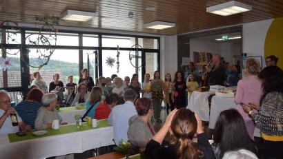 Bild: fz
Die Besucher bei Kaffee und Kuchen vom Elternbeirat, werden von den Kindern mit Rektor Herbert Kraus (Gitarre) unterhalten.