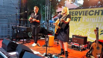 Bild: lg
Claudia Koreck und ihr Mann Gunnar Graewert freuten sich mit dem Oberviechtacher Publikum über ein „bewegtes Konzert“ zum Stadtjubiläum.