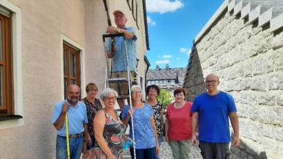 Bild: soj
Das Bild zeigt die fleißigen Helfer, die das Pfarrgemeindehaus in Ebnath für das Bürgerfest auf Vordermann gebracht haben.