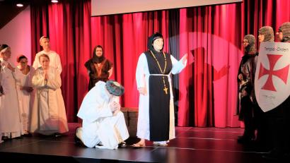 Bild: do
Die Chorherren des Klosters verneigen sich vor einer Delegation der Tempelritter.