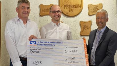 Bild: do
Stefan Schedl, Regionalmarktleiter der Volksbank Raiffeisenbank (rechts), überreicht den symbolischen Spendenscheck an Roman Kastl (links) und Christian Gareis.