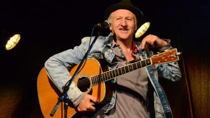 Bild: Kunz
Georg Ringsgwandl rückt sich den Gitarrengurt zurecht.