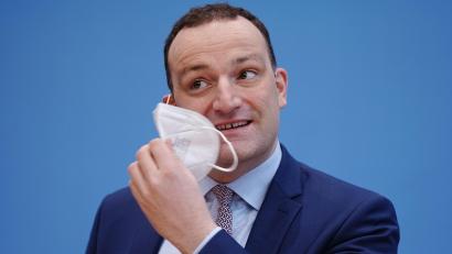 Symbolbild: Kay Nietfeld
Jens Spahn (CDU) nimmt zu Beginn einer Pressekonferenz seine FFP2-Maske ab.