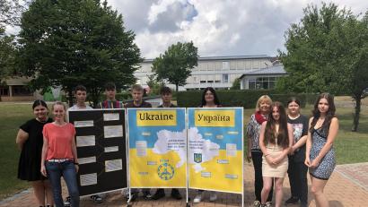 Bild: Mittelschule Waldsassen/exb
Schüler der Klasse VK 10/1 und ihre Lehrkräfte freuen sich über das Ergebnis der Hilfsaktionen: (von links) Melis Kaynak, Klassenleiterin Sandy Wendt, Louis Malzer, Leon-Jürgen Bogner, Luis Koch, Julian Danhof, Luna-Sophie Mois, Fachoberlehrerin Irmgard Zölch, Selina Titz, Patrizia Lendner und Anna Eisenmann.