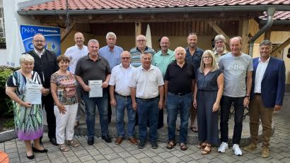Bild: mor
Beim Johanni Dämmerschoppen in Stichns Biergarten zeichneten Ortsvorsitzende Anita Hessler, Bürgermeister Edgar Knobloch und Landrat Andreas Meier langjährige Mitglieder für ihre Treue zur CSU aus.
