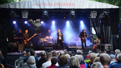 Bild: bey
"The Magic of Queen Classic" mit Sänger Markus Engelstaedter heizte den Besuchern des Basalt Open Air in Parkstein am Sonntagabend ein.