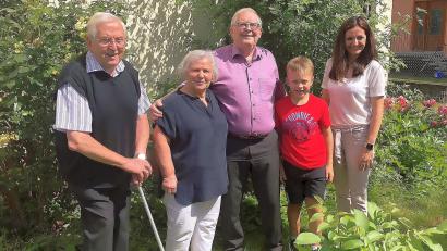 Bild: wro
Willi Müller (Bildmitte) feierte seinen 80. Geburtstag. Er freute sich über viele Glückwünsche, unter anderem von Bürgermeisterin Margit Bayer und Enkel Toni (von rechts), Ehefrau Helene (Zweite von links) und Ehrenmesner Gerhard Braun (links).