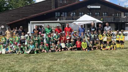 Bild: kro
Die teilnehmenden Mannschaften beim Bambini-Fußball-Turnier des ATSV Tirschenreuth mit ihren Trainern und Betreuern. Rechts ATSV-Jugendleiter Thorsten Ziegler.