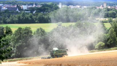 Bild: Gabi Schönberger
Die Lage für diesen Landwirt am Felixberg bei Neustadt ist der der Kollegen nicht unähnlich – es ist trocken.