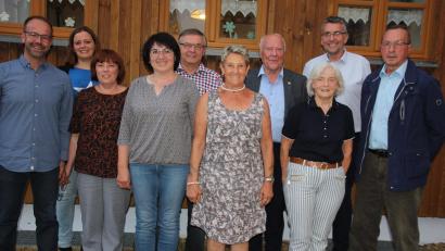 Bild: kro
Der OWV-Zweigverein Griesbach ehrte langjährige Mitglieder. Im Bild: (von links) Tobias Schön, Stefanie Gröger, Roswitha Rödl, Petra Gmeiner, Konrad Gmeiner, Irmgard Meier, Gisbert Kusche und Karolina Kusche sowie Günter Gradl. Es gratulierte Bürgermeister Franz Schöner (Zweiter von rechts).